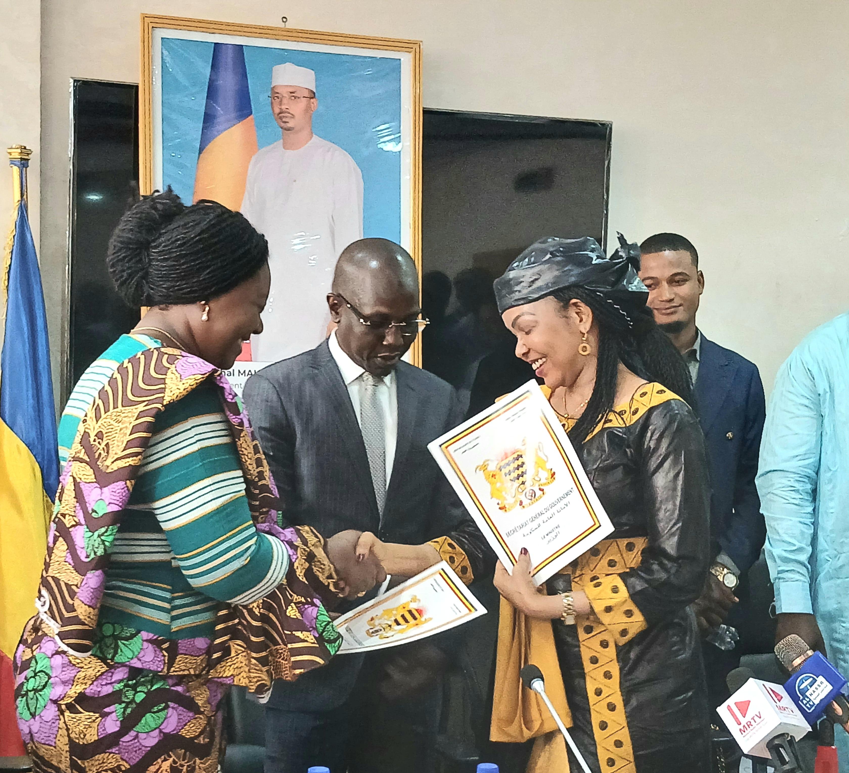 تسليم واستلام بوزارة البترول في تشاد… فاطمة هرم أصيل تتسلم المهام خلفاً لأنجولوني أليكس